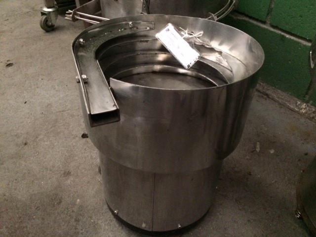 Alimentador de tampa vibratório Ø 300 mm. Alimentador de tampa vibratório Ø 300 mm.