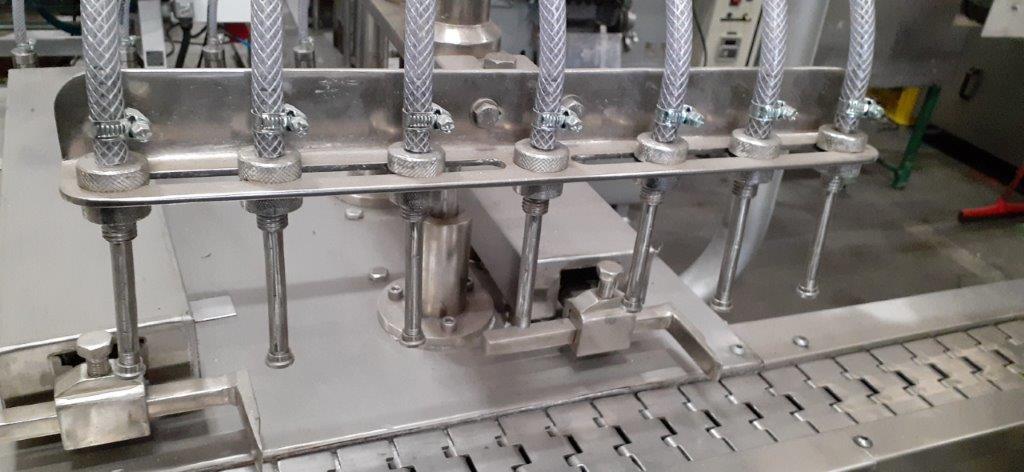 Envasadora automática linear de 7 pistões. Envasadora automática linear de 7 pistões.